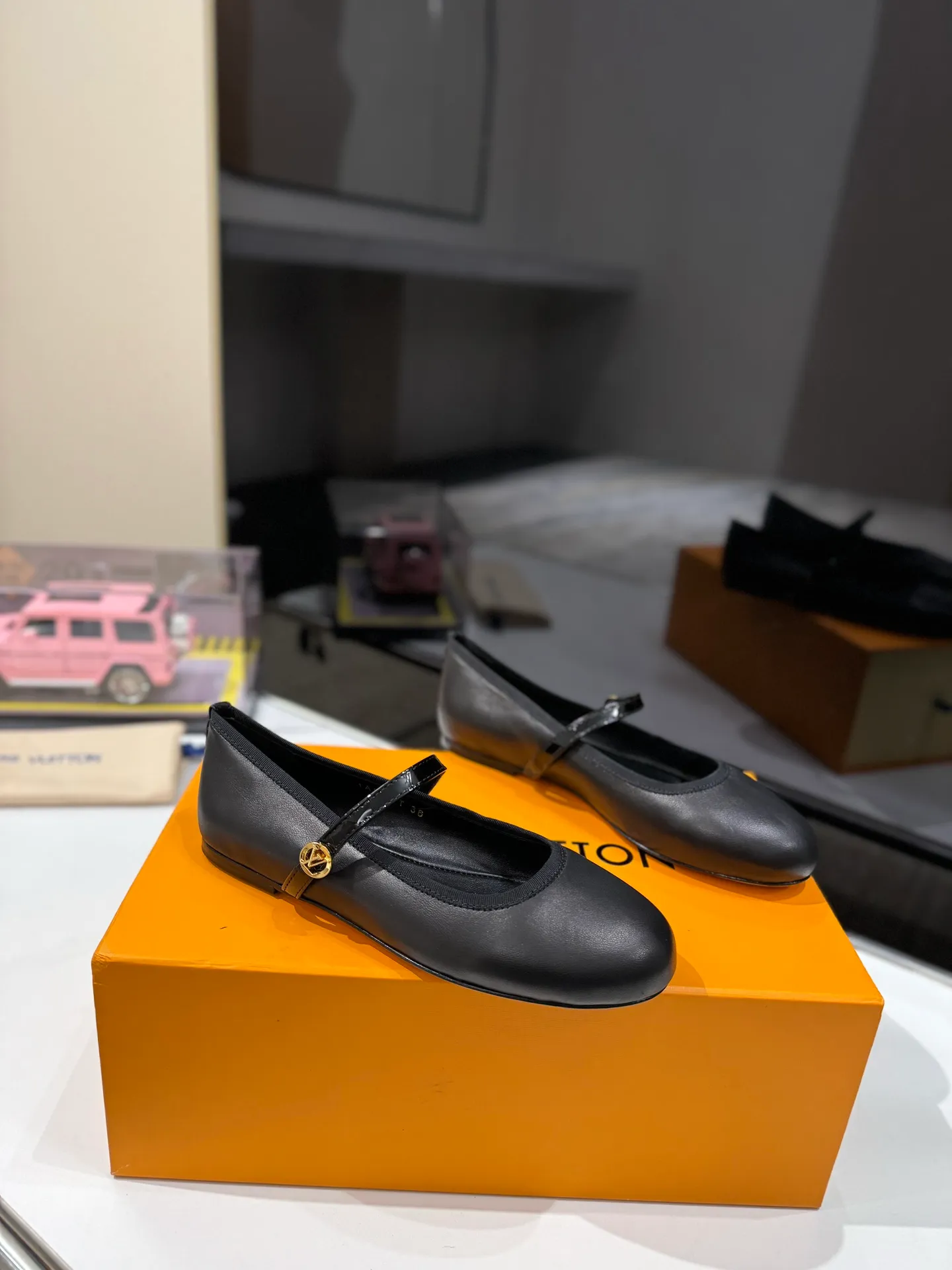 👟👟Ex-factory price 600👟👟 👟👟LV | Louis Vuitton 25𝐬𝐬 🧡💚2025 early spring new top version‼ ️The original version is the same. The counter specializes in the latest ROMY flat ballet shoes. Hard goods are new🆕 ❥Purchase level! Full of high-end feel! A popular model among bloggers at home and abroad, it’s retro and fashionable and looks amazing on your feet! Mainly recommended models on the official website★ ✅Upper: Highly customized denim/lambskin/presbyopia leather ✅Inner lining: imported sheepskin lining ✅Outsole: original Italian leather outsole ✅Shoe size: 35-39 (customized for 40, 41, 42) ✅Packaging: full set of exquisite packaging